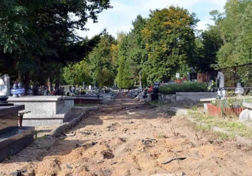 Trwa remont na cmentarzu w Szczakowej. Prace mają zakończyć się przed 1 listopada