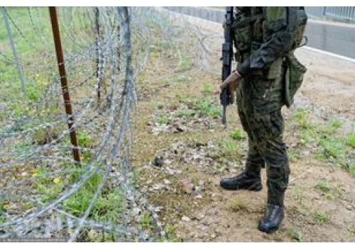 Uzbrojona grupa migrantów na granicy kraju NATO. Jest komunikat armii