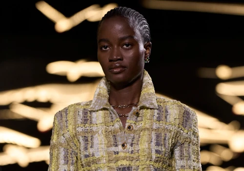 Chodziła po ulicach Nigerii jak po wybiegu. Teraz zadebiutowała na pokazie Chanel w Paryżu