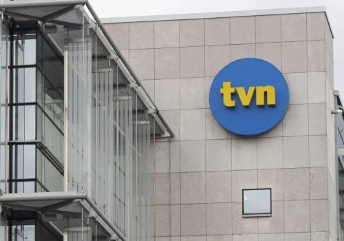 Rząd rzuca się na ratunek TVN. 