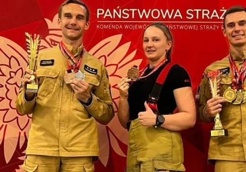Worek medali poznańskich strażaków w Sky Tower Run!