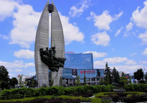 Sądowy zwrot akcji w sprawie Pomnika Czynu Rewolucyjnego. Monument przestał być… zabytkiem