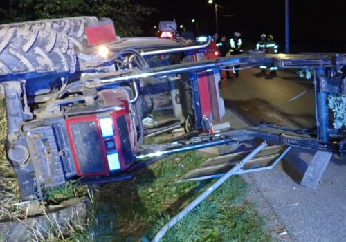 Wypadek przy wyciąganiu traktora z pola. Pojazd przygniótł rolnika