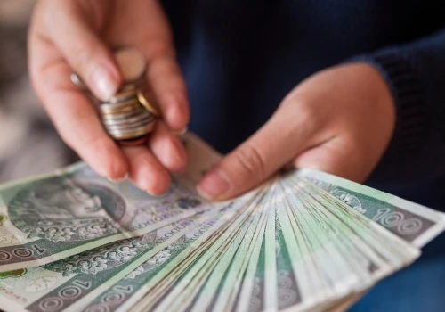 Zarabiają średnio 13 tys. zł brutto. Na czele ich bolączek są niskie płace