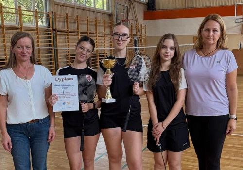 LO zwycięża w powiatowym badmintonie dziewczyn