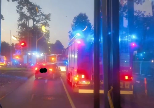 Jedna osoba trafiła do szpitala po wypadku z udziałem autobusu