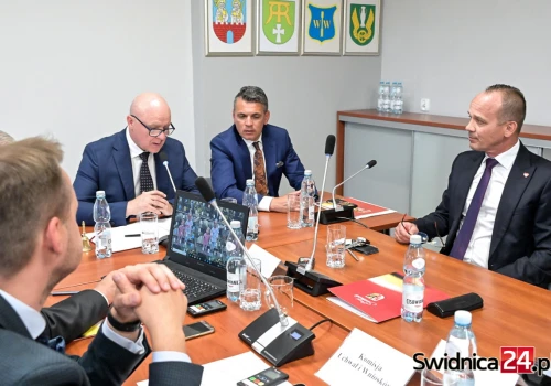 Awantura o sesję nadzwyczajną w sprawie powiatowej służby zdrowia. W tle zgony pacjentów, kary i postępowania prokuratorskie
