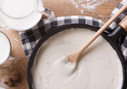 Ten trik zawsze ratuje beszamel. Nie ma w nim ani jednej grudki mąki