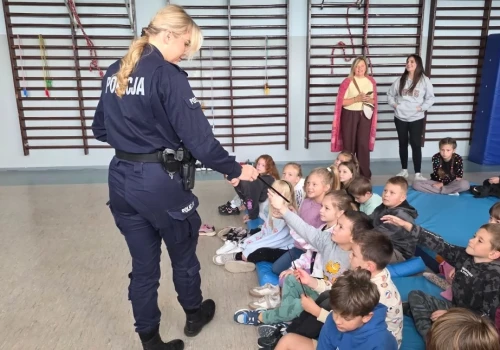 Jak bezpiecznie poruszać się po drogach? Policjanci szkolili w Krajence