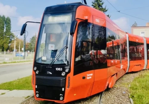 Mieszkańcy pytają, dlaczego nowe tramwaje są czerwone, skoro docelowo wszystkie mają być żółte?