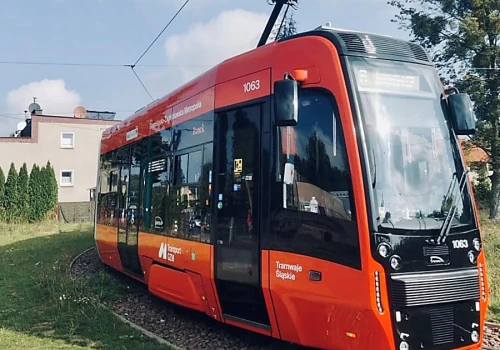 Pierwsze tramwaje z programu FEnIKS już na torach GZM. Pesa Twist wozi pasażerów linii 6 i 11