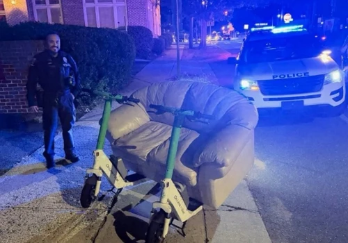 Mieli rozmach. Tak się jeździ na dwóch hulajnogach jednocześnie. Co to na policja?