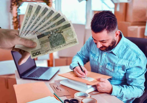 Urzędnicy zarabiają średnio 13 tys. zł brutto, ale nie są zadowoleni. Na co narzeka budżetówka?
