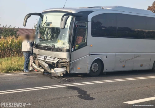 Autobus z dziećmi zmiótł osobówkę