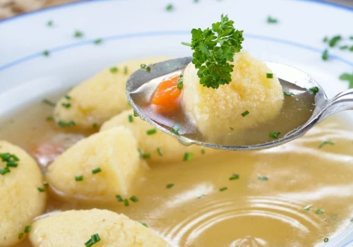 Jesienią robię rosół z takimi kluskami. Sycą bardziej niż makaron