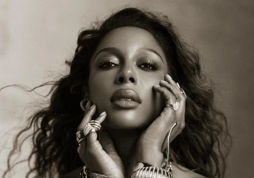 Trzykrotna laureatka GRAMMY Victoria Monét z albumem „Frequency Of Love”. SZA, Bruno Mars i inni