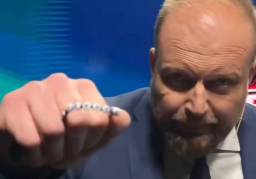 Czy Zembaczyński może być jeszcze bardziej żenujący? Teraz pochwalił się bransoletką