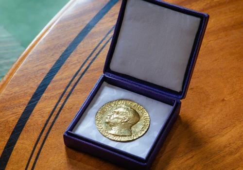 Nobel 2026 z chemii. Rozwiązali zagadkę lewych i prawych cząsteczek