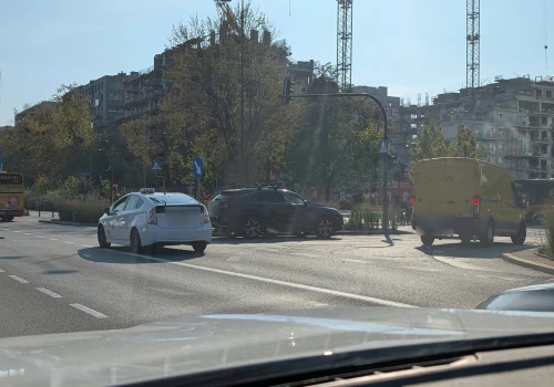 Wypadek na Wołoskiej. Zderzyły się dwa samochody, na miejscu pogotowie