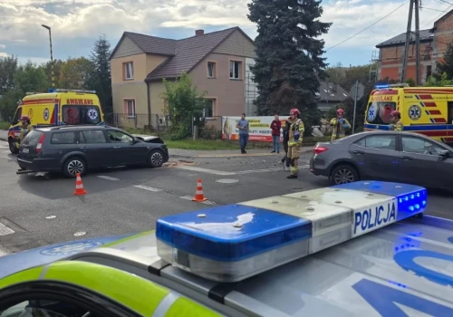 Kolizja dwóch aut na skrzyżowaniu w Jaworznie. Droga zablokowana