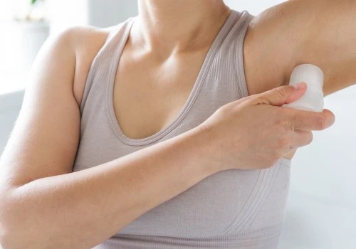 Unikasz aluminium w antyperspirancie? Dermatolożka: Rozumiem, dlaczego ta obawa wraca