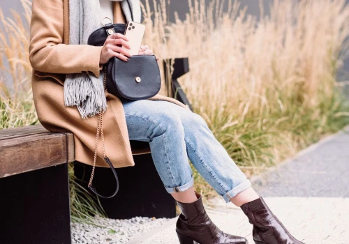 Botki dla dojrzałych kobiet. Te dwa modele łączą wygodę z elegancją i wpisują się w jesienne trendy