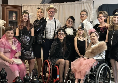 Wyglądali jak z żurnala! Uczniowie i seniorzy z Konina przenieśli się w lata 20.
