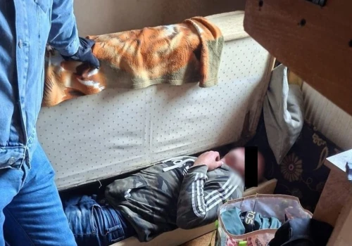 Biała Podlaska: poszukiwany schował się przed przed policją w wersalce, ale wystawał