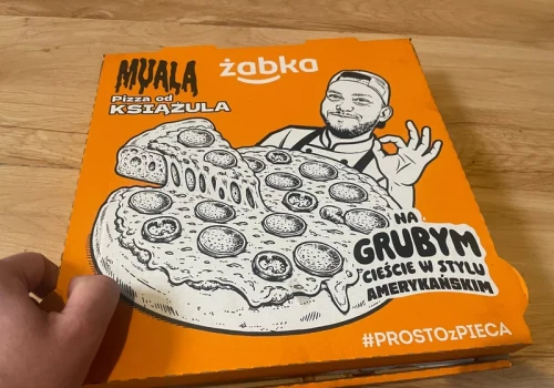 Książulo pod ostrzałem za pizzę w Żabce. A wy odrzucilibyście taką szansę?