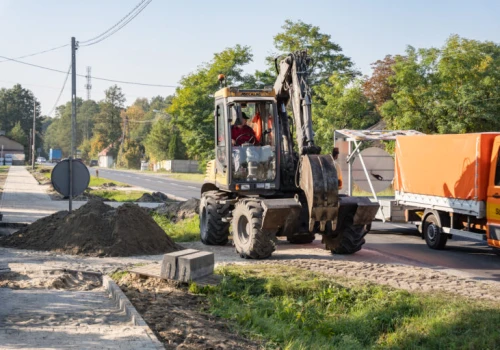 Nowy chodnik w Białej. Drogowcy remontują kolejny odcinek przy DW 702