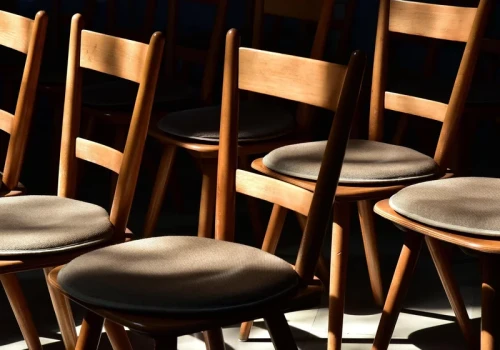 Chińskie meble zalewają Polskę. Rodzima fabryka składa wniosek o upadłość