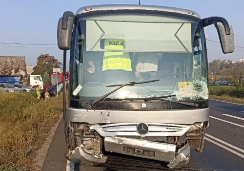 Zderzenie osobówki z autobusem na skrzyżowaniu z DK11. W środku było około 25 osób