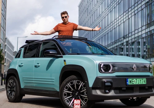 Renault 4 Plein Sud ma dach, którego nie oferuje żaden rywal. Sprawdziłem, czy spora dopłata jest go warta