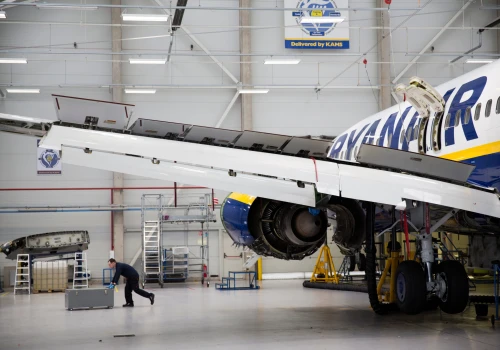 Ryanair szuka pracowników w Polsce. Zarobki sięgają nawet 30 tys. złotych miesięcznie