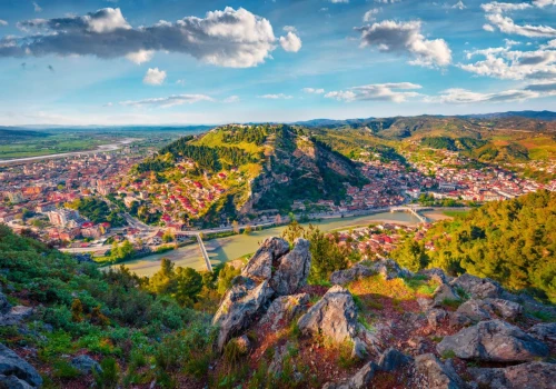 Zagraniczny city break w superniskiej cenie 255 PLN 🔥🤯 Loty, auto noclegi ze śniadaniami w Beracie 🇦🇱⛰️