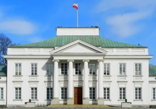 Nowy znak przed Belwederem. To specjalna wiadomość do Donalda Tuska