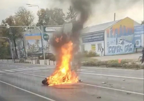 Poważny wypadek z udziałem motocyklisty na Białołęce. Maszyna stanęła w ogniu