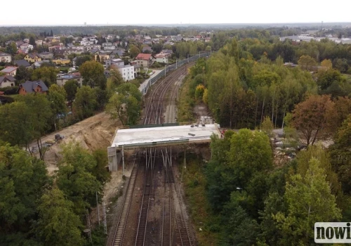 Nowy wiadukt w Leszczynach już stoi nad torami. Kiedy wrócą kierowcy?