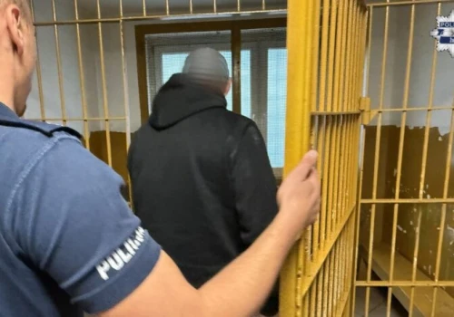 Miał zakaz zbliżania się, a mimo to groził kobiecie. Potem strzelał w elewację domu