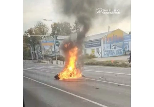 Poważny wypadek z udziałem motocyklisty. Maszyna stanęła w ogniu