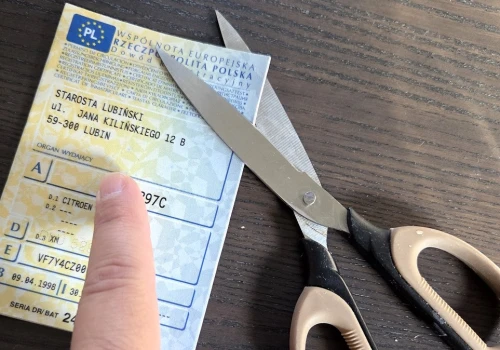 Co dalej z cyfrową rejestracją aut? Kierowcy potną dowody nożyczkami