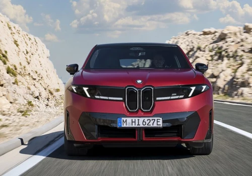 BMW X4 wraca do gry, ale teraz ma zupełnie inny napęd. Oto iX4