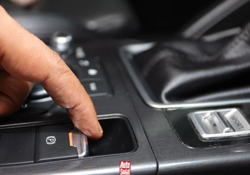 Co się dzieje, gdy zaciągniesz elektryczny hamulec postojowy podczas jazdy? Sprawdziliśmy