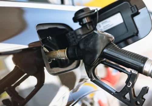 Diesel po 9 zł i obniżka VAT. Ile kosztuje kilometr furgonu L2H2, a ile e-vana w kurierce miejskiej?