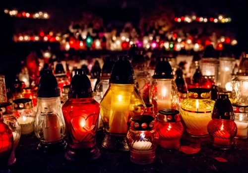 Polacy wydają na znicze ponad 700 mln zł. Ten rodzaj lampionu opłaca się najbardziej