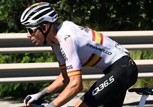Tre Valli Varesine 2026: Dwóch kolarzy Pinarello potrąconych przez policyjny motocykl