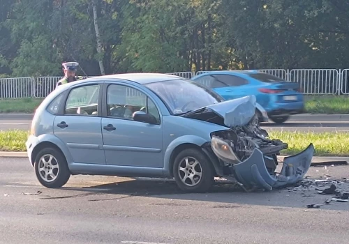 Zderzenie dwóch samochodów na ul. Jana Pawła II. Jeden pas zablokowany, tworzą się korki