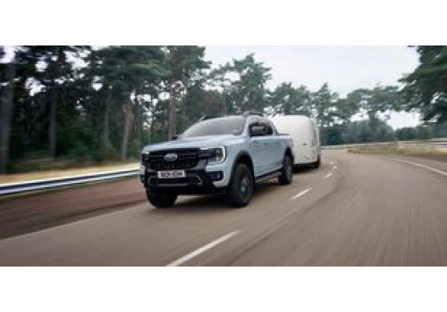Samochód do pracy, który nie boi się zjechać z asfaltu. Ford Ranger PHEV w świetnej ofercie