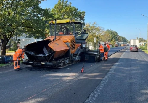 Nowy asfalt na DW630. Remont między Nowym Dworem Mazowieckim a Suchocinem nabiera tempa.