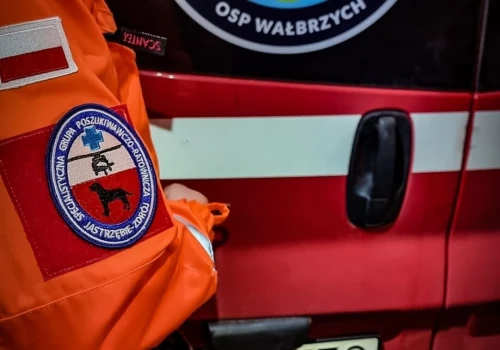 Wypadek w Iskrzyczynie. Ziemia przysypała mężczyznę na terenie przedszkola